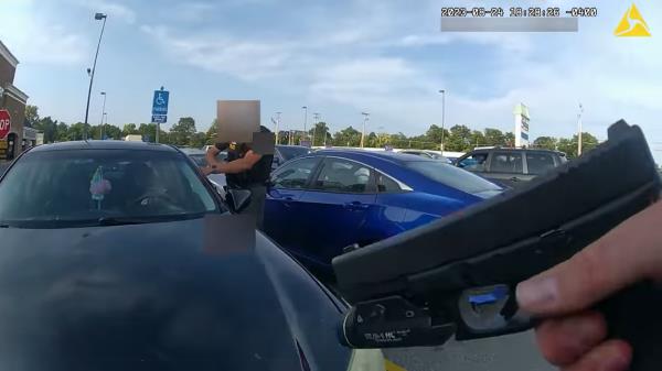 “你要开枪打我？”随身摄像机显示，一名孕妇在俄亥俄州警察杀死她之前问道